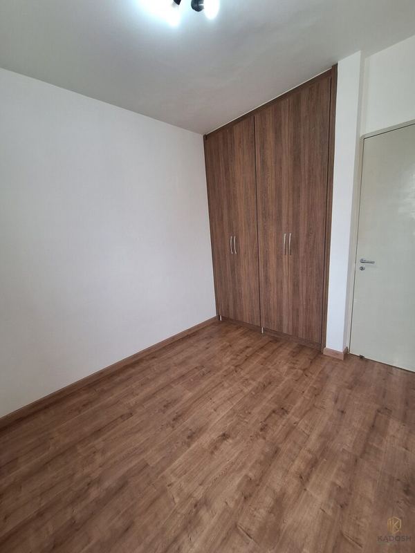 Dormitório com armário do apartamento no Portal das Amoreiras