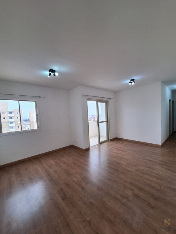 Sala com sacada do apartamento no Portal das Amoreiras