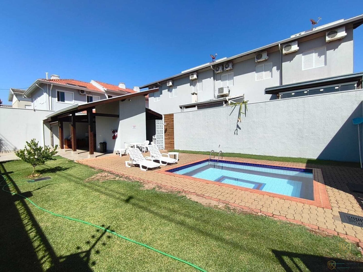 Casa em condomínio na Chácara Primavera com suíte e lazer para a família
