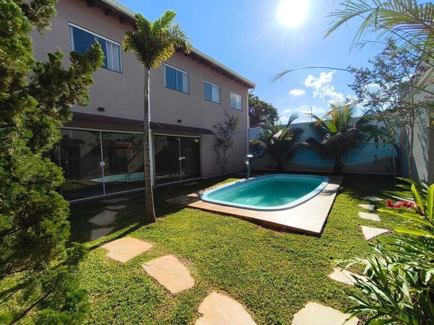 Casa com piscina, edícula e área gourmet para viver com conforto e privacidade no Bosque dos Pomares