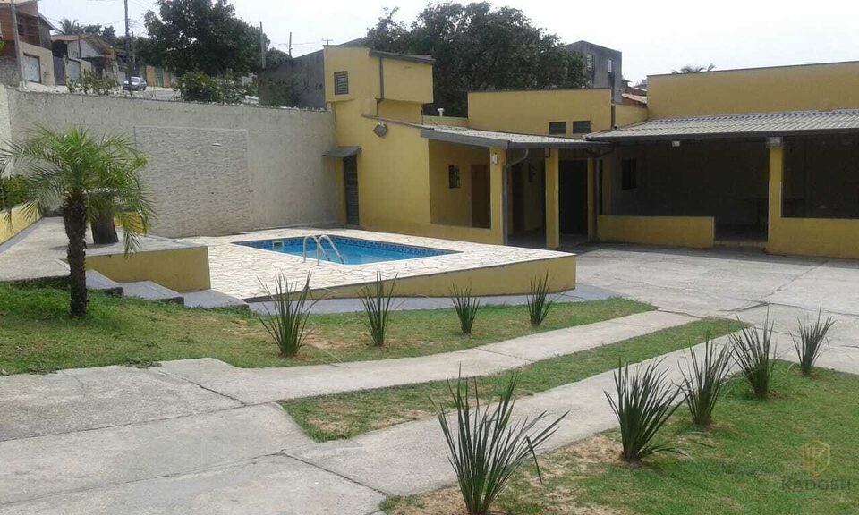 Espaço, lazer e renda em terreno de 1.000 m² com salão de festas e sobrado