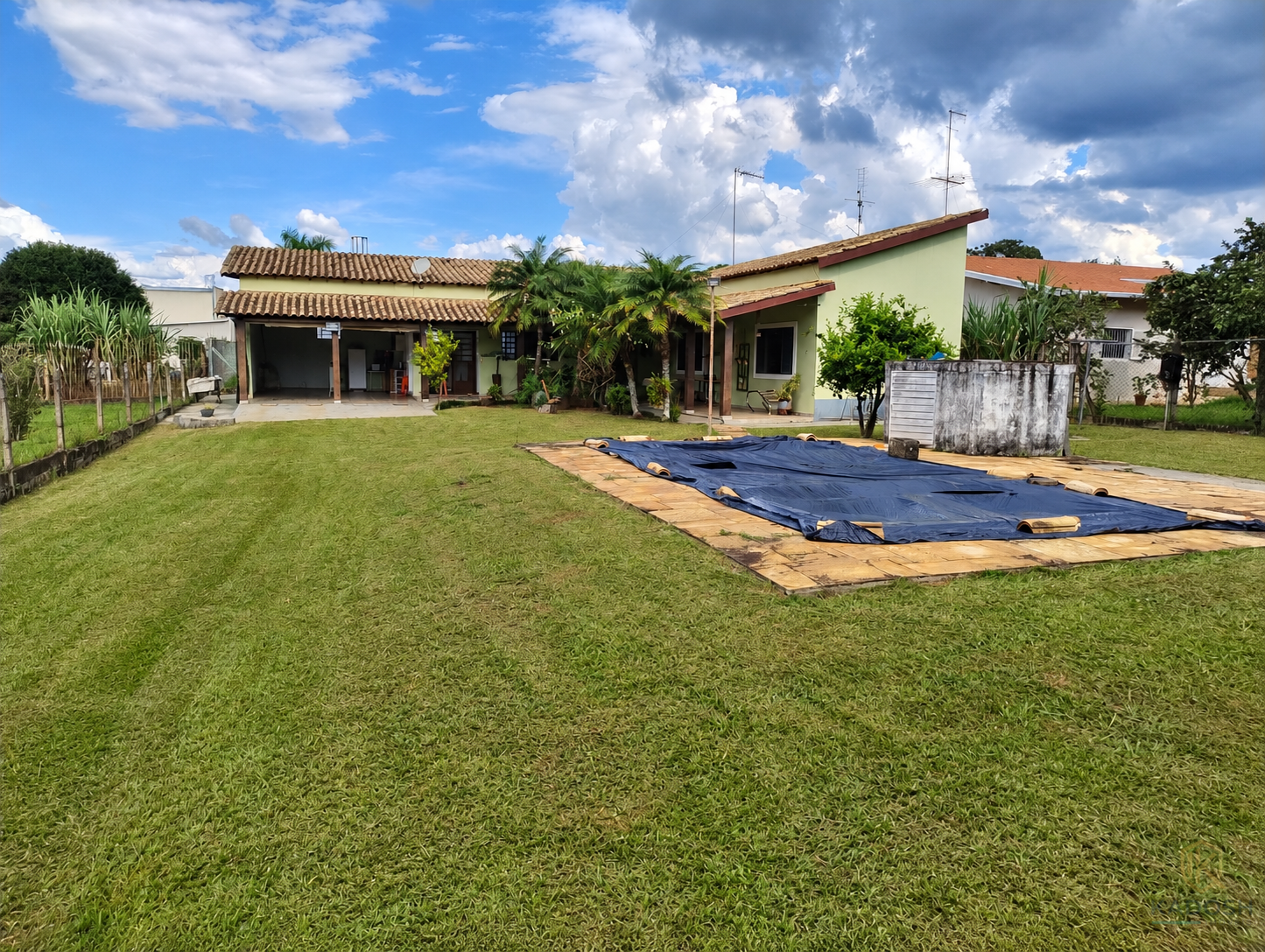 Chácara à venda no Recanto dos Dourados, com piscina e terreno plano perto do asfalto